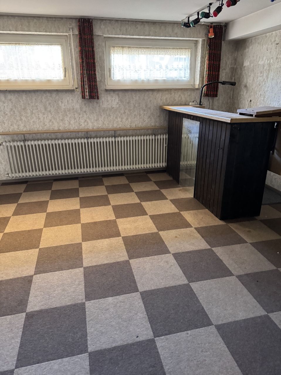 Kellerraum mit 2 Fenstern