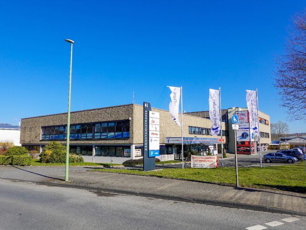 Zufahrt zum Bürohaus in guter Sichtlage