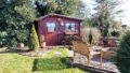 Die Gartenhütte mit zusätzlichem Sitzplatz