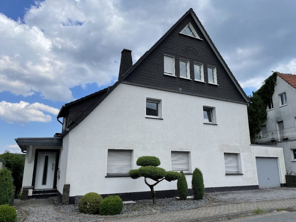 Straßenansicht Eingang