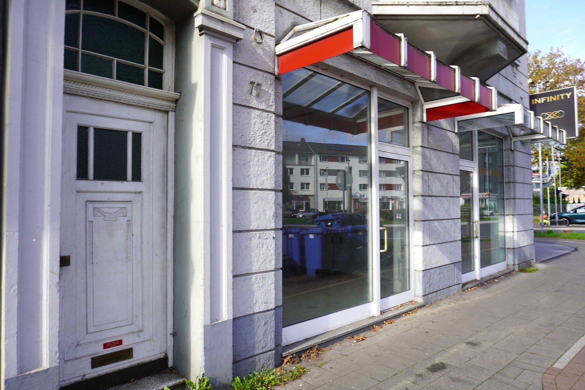 Hauseingang & Ladenlokale