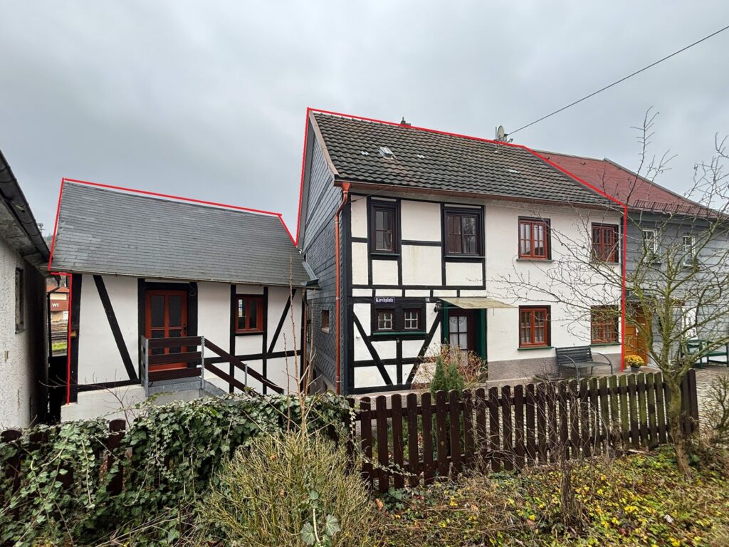 Wohnhaus mit Nebengebäude