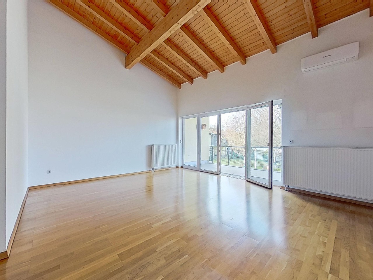 Wohnbereich mit hohen Decken