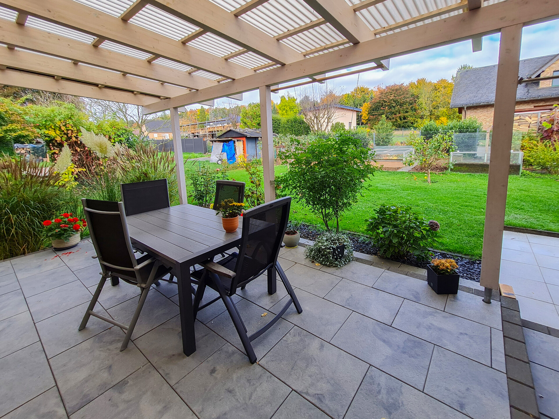 Terrasse hinter dem Haus