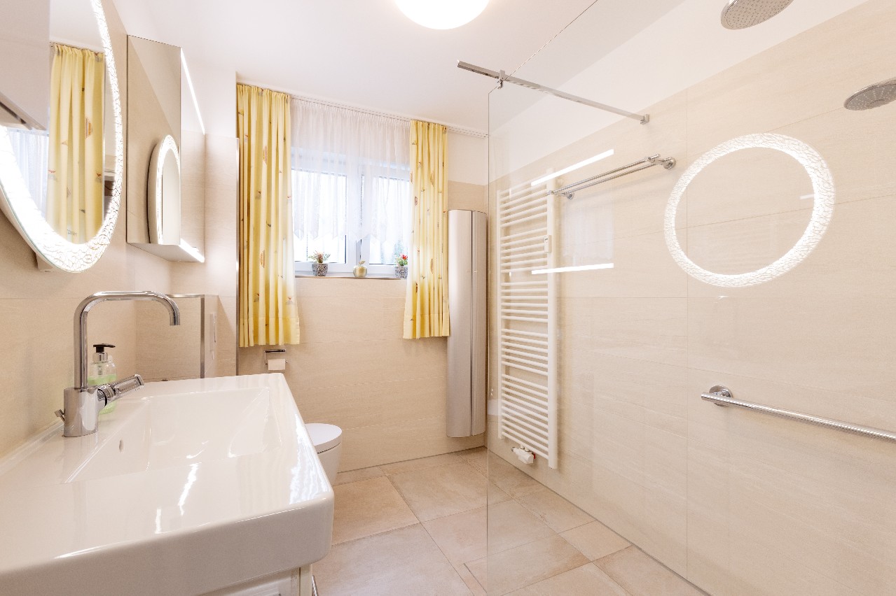 Modernes Bad im Erdgeschoss