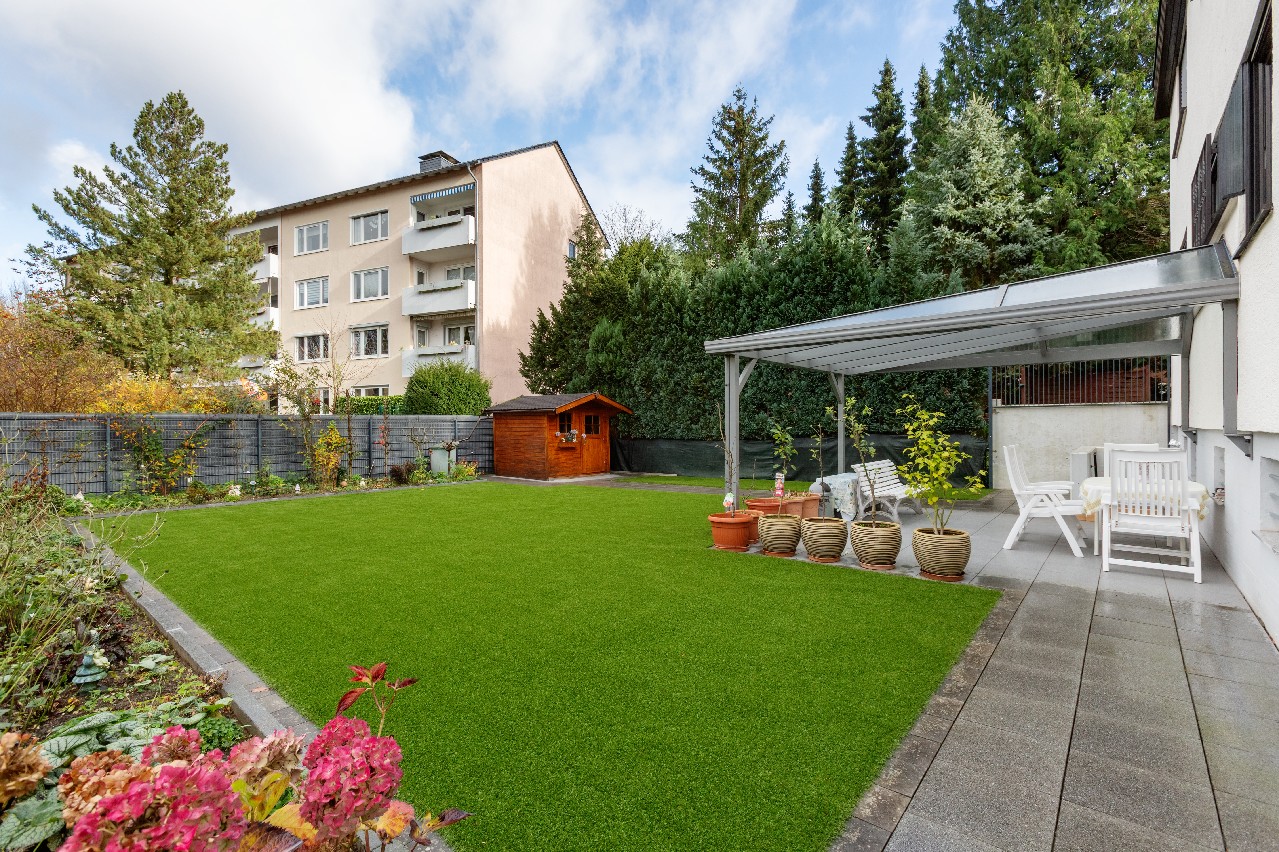 Blick in den Garten mit Terrasse