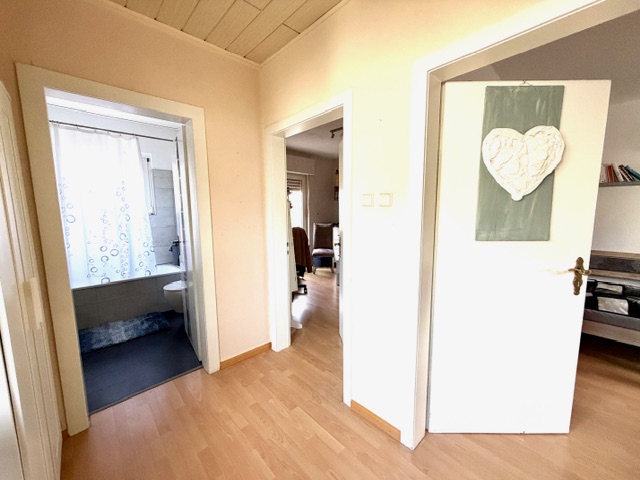 1.Obergeschoss (2 Zimmer, Bad und Balkon)