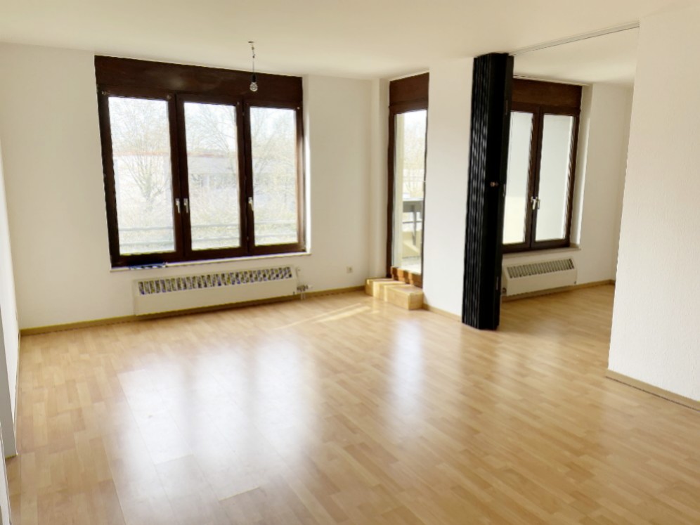 Wohnbereich Blick Schlafzimmer und Balkon