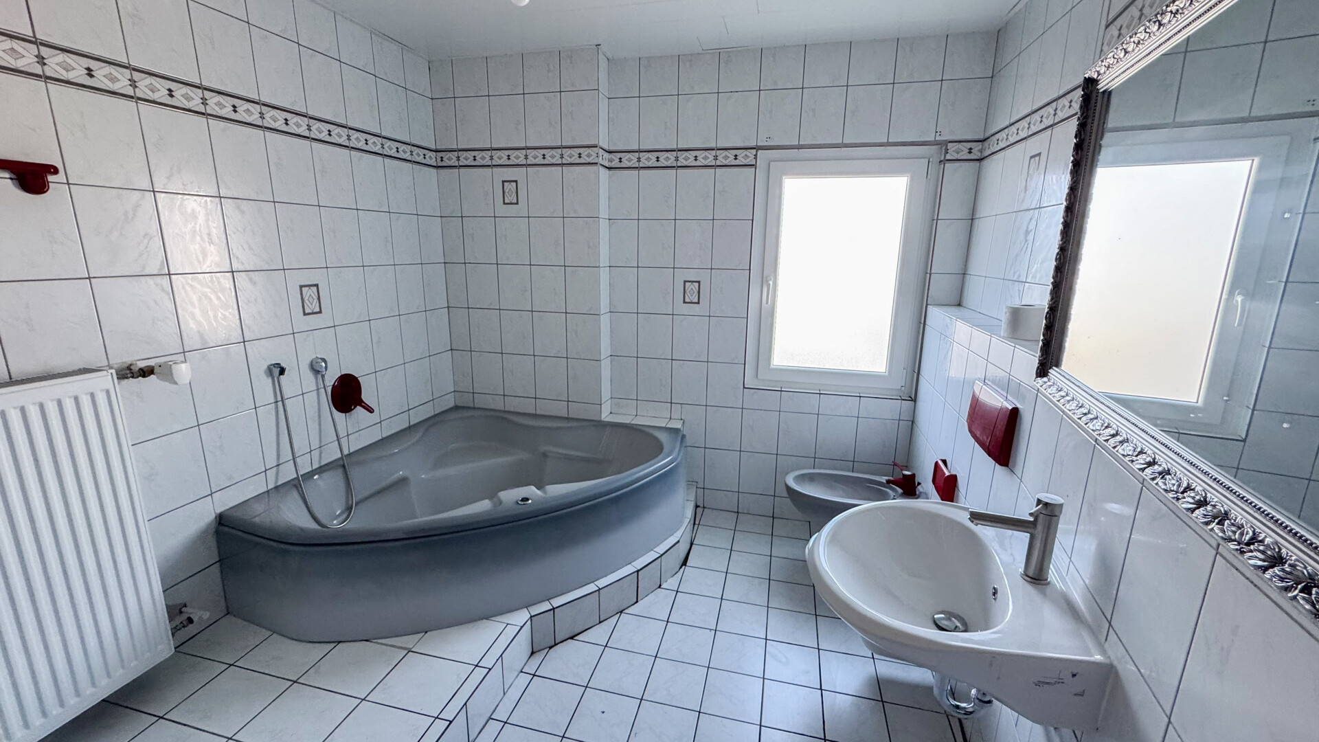Tageslichtbad mit Wanne und Dusche OG Vorderhaus