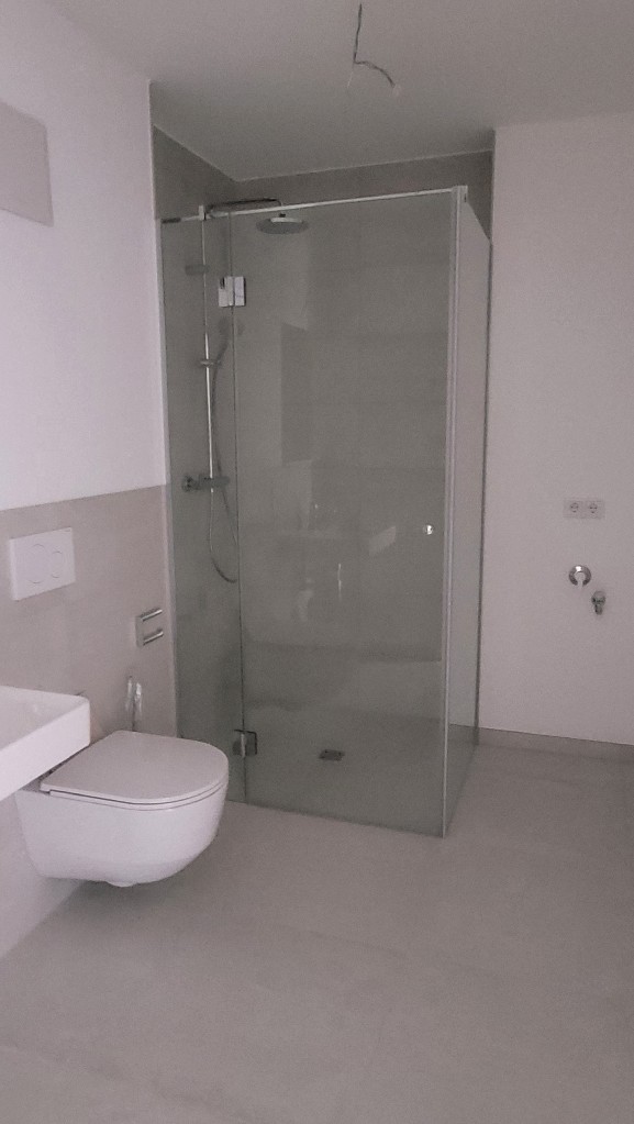 Duschbad mit Waschmaschinenanschluss