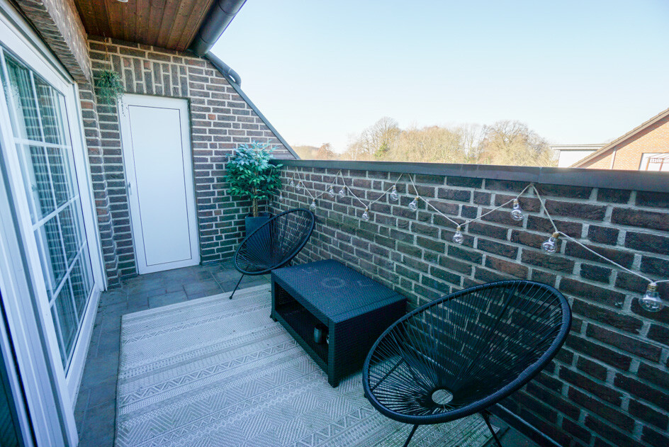 Loggia mit zwei Abstellräumen