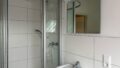 Badezimmer mit Dusche und Wanne