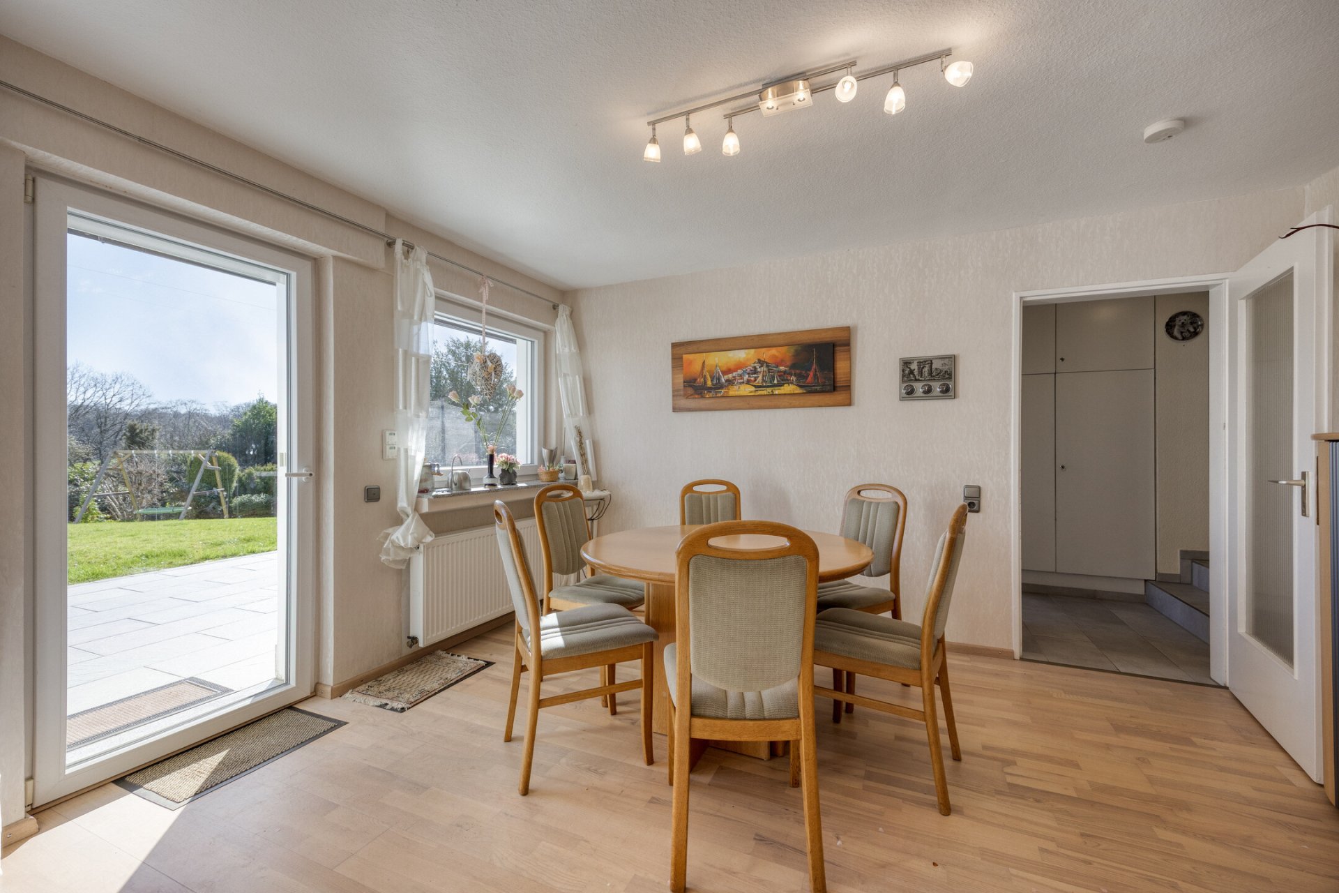 Wohnbereich mit Zugang zum Garten