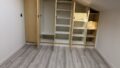 mit Einbauschrank