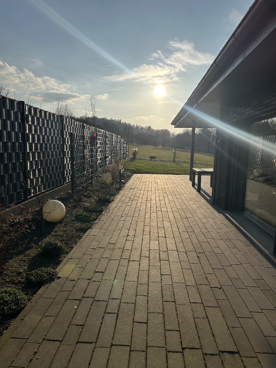 Terrasse hinterm Haus