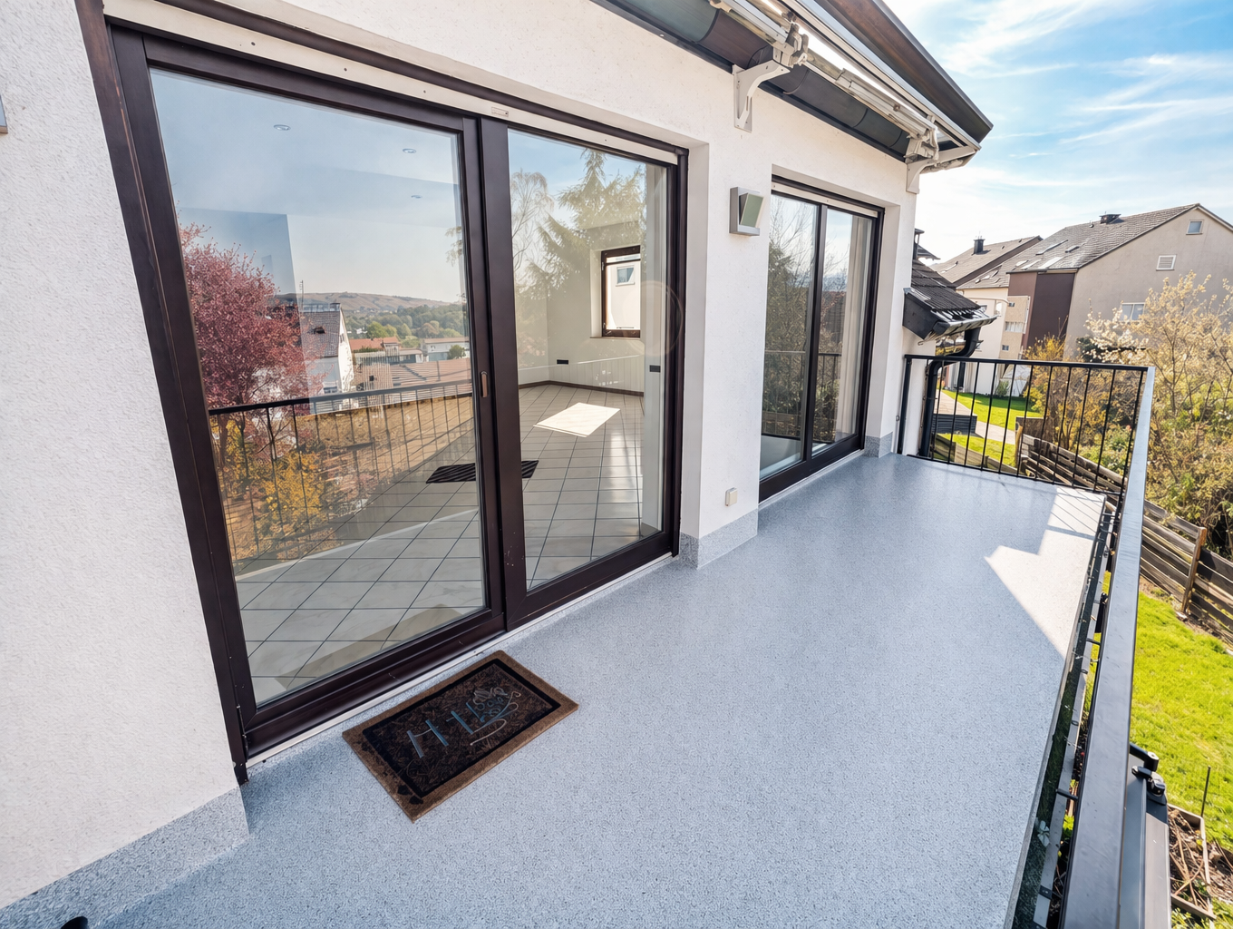 Der ca. 9 m² große Balkon