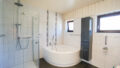 ... mit Wanne und Dusche