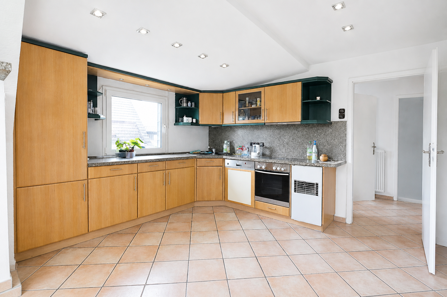 Helle ca. 80 m² große 2-Zimmer-Maisonettewohnung mit Spitzboden, Einbauküche und Tageslichtbad - Foto 2