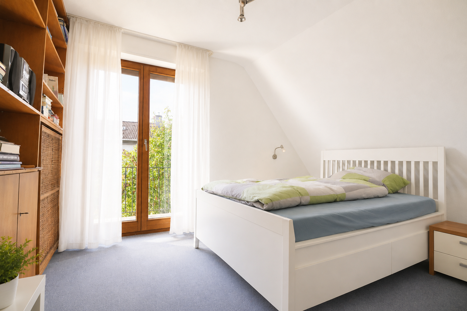 Schlafzimmer/ Angrenzende Ankleide mit Balkonzugang