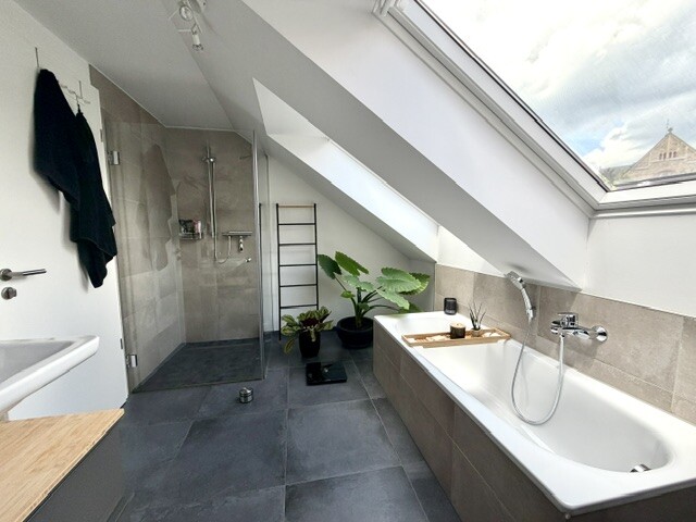 Bad mit Wanne & Dusche