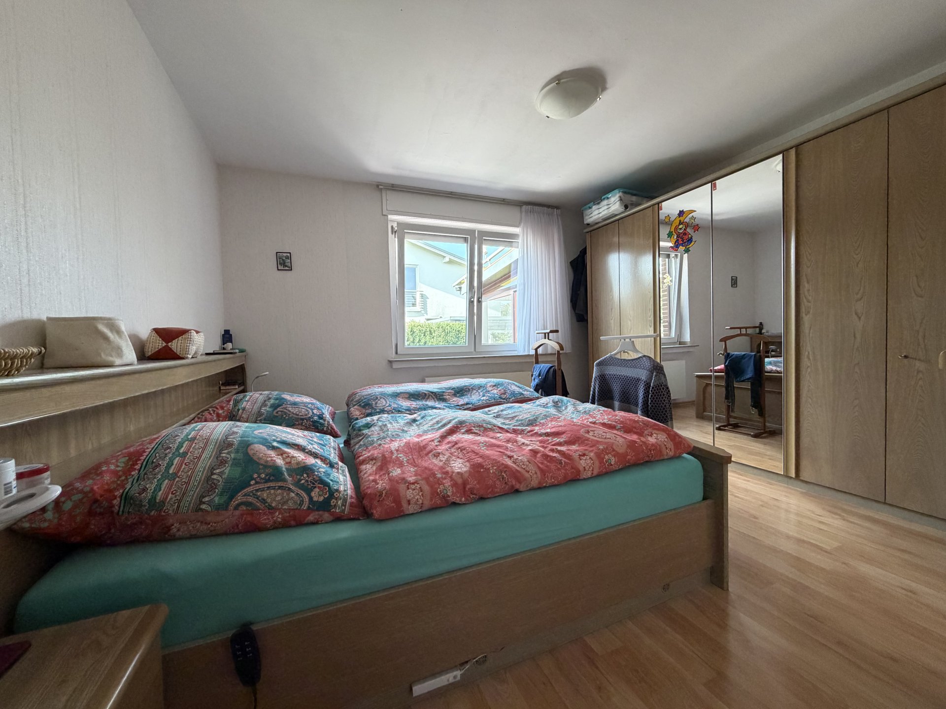 Elternzimmer mit Blick in den Garten