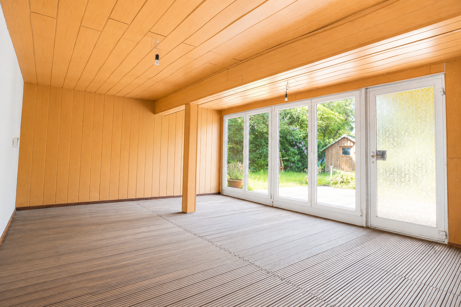 Große bodentiefe Fenster zum Garten