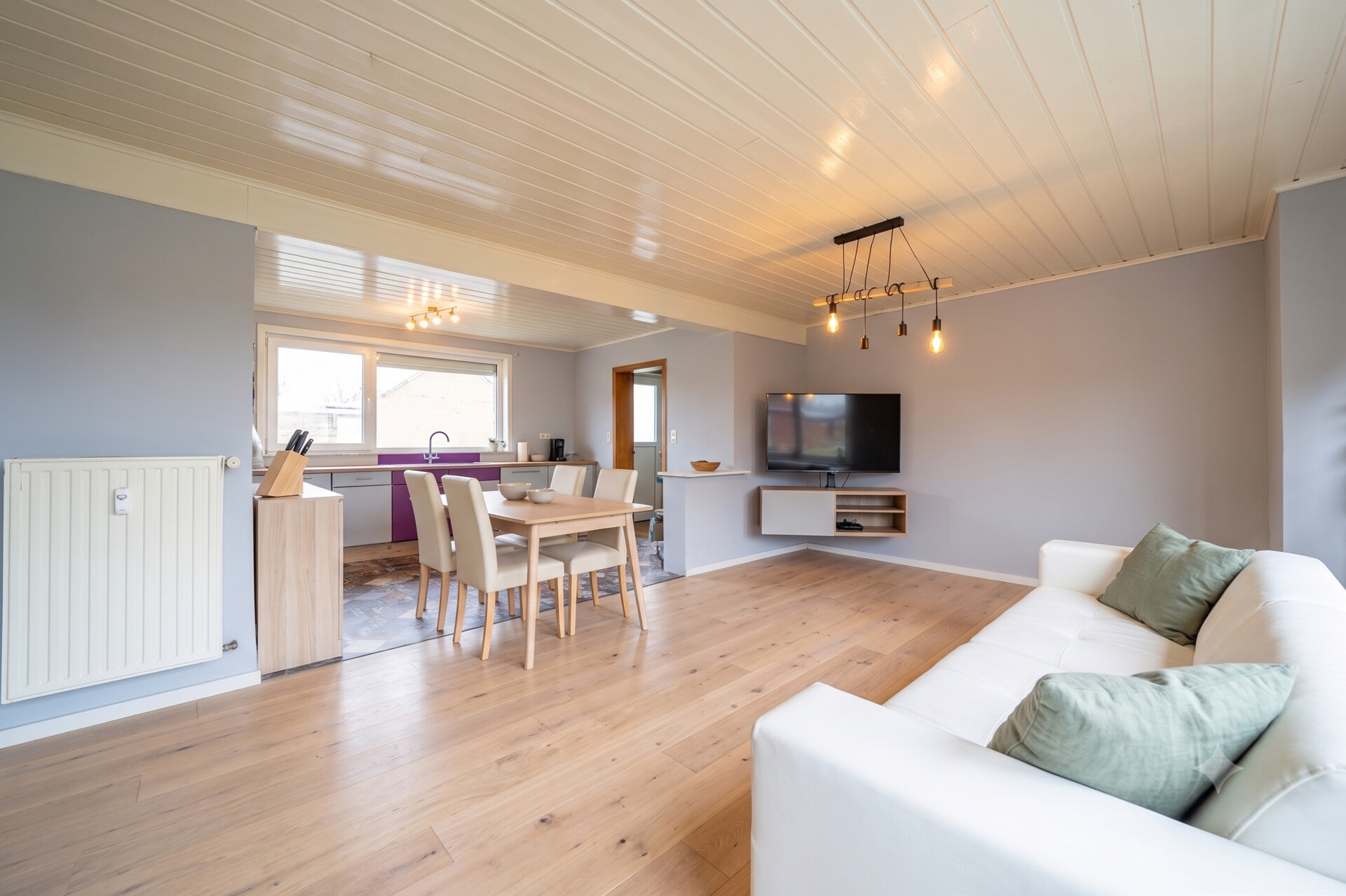 Wohnzimmer Hinterhaus KI generiert