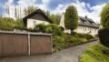 Ansicht mit Garagen und Tiny House