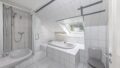 Familienbad mit Wanne, Dusche und Fenster