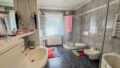Tageslichtbad mit Wanne und Dusche EG