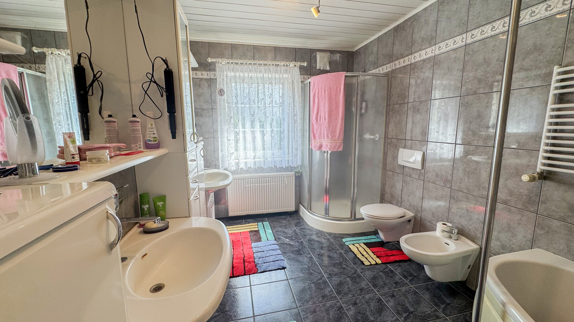 Tageslichtbad mit Wanne und Dusche EG