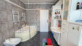 Tageslichtbad mit Wanne und Dusche
