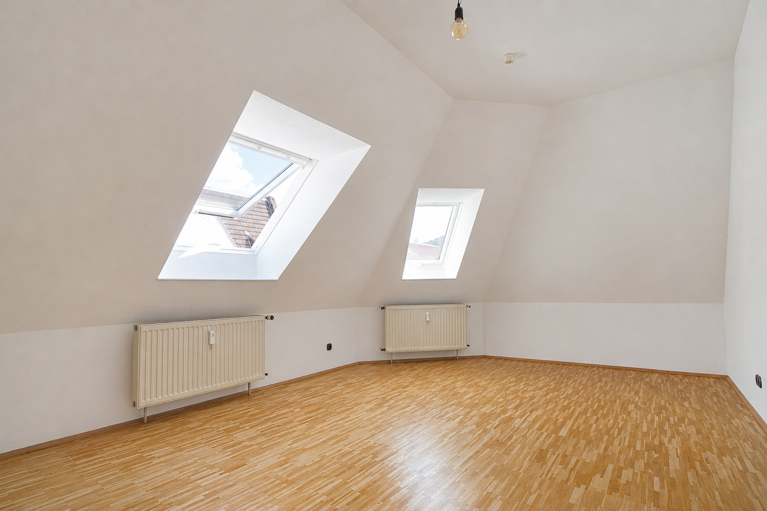 Helle ca. 45m² große 2-Zimmer-Dachgeschosswohnung mit Tageslichtbad - Foto 2