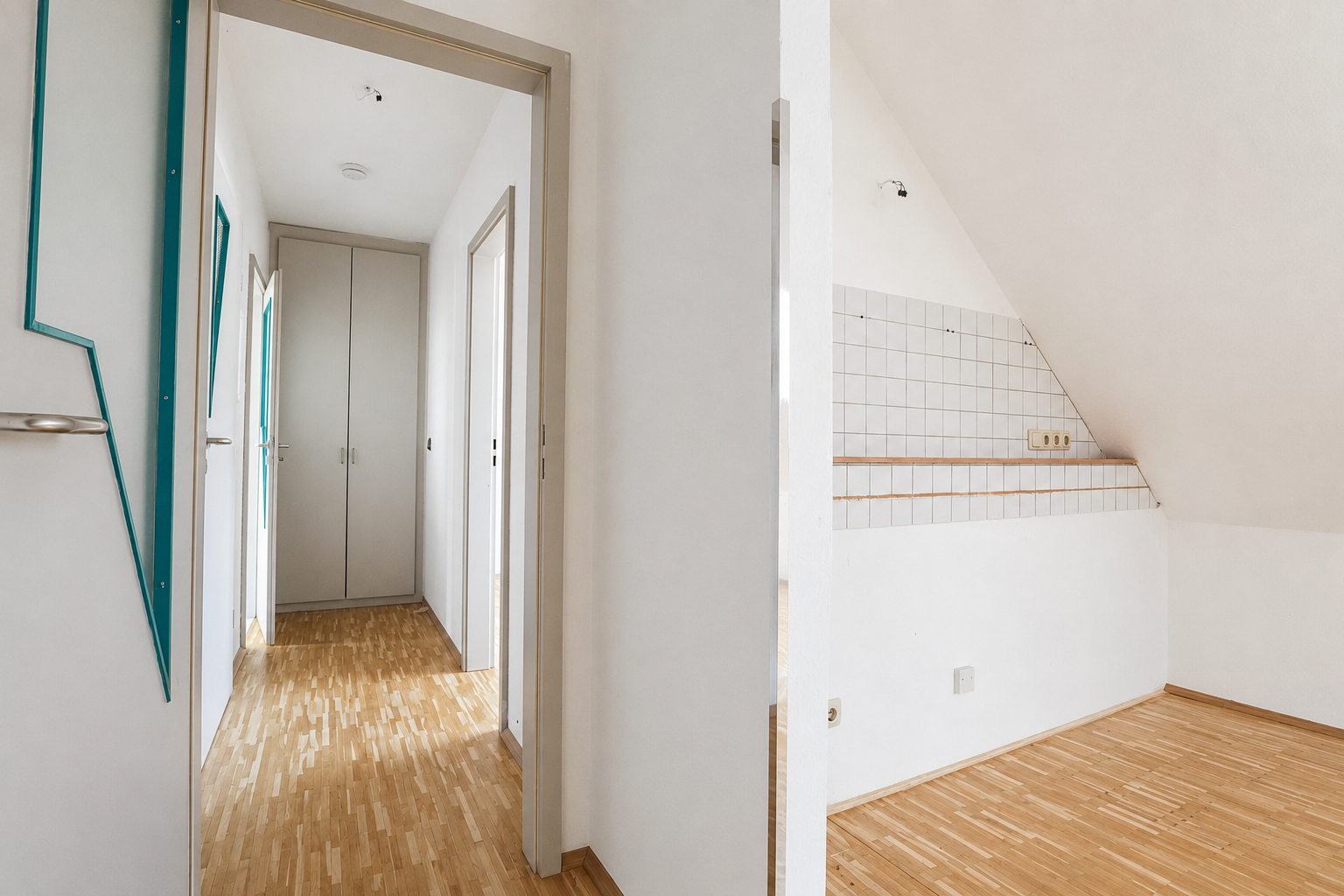 Helle ca. 45m² große 2-Zimmer-Dachgeschosswohnung mit Tageslichtbad - Foto 5