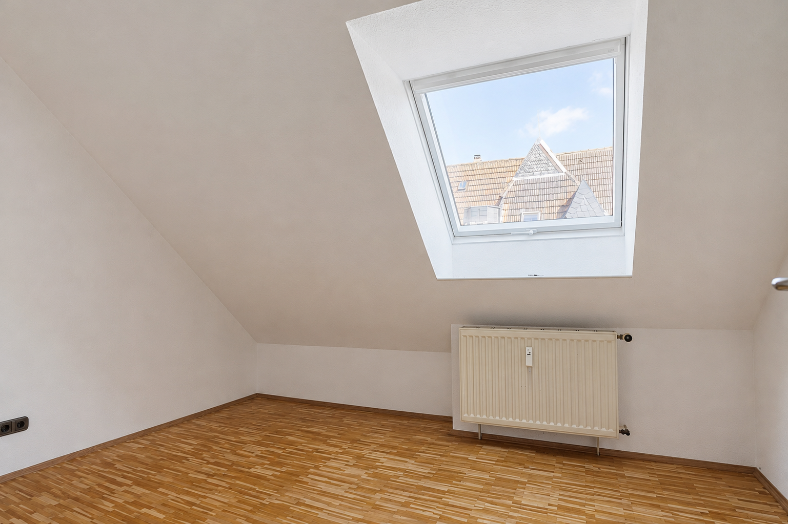 Helle ca. 45m² große 2-Zimmer-Dachgeschosswohnung mit Tageslichtbad - Foto 4