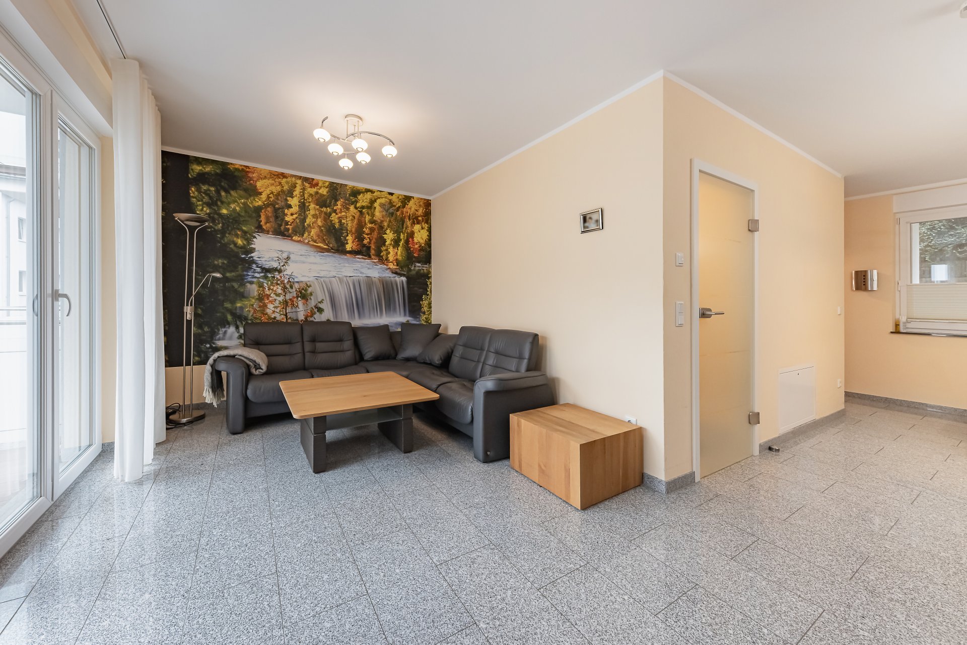großzügiges Wohnzimmer