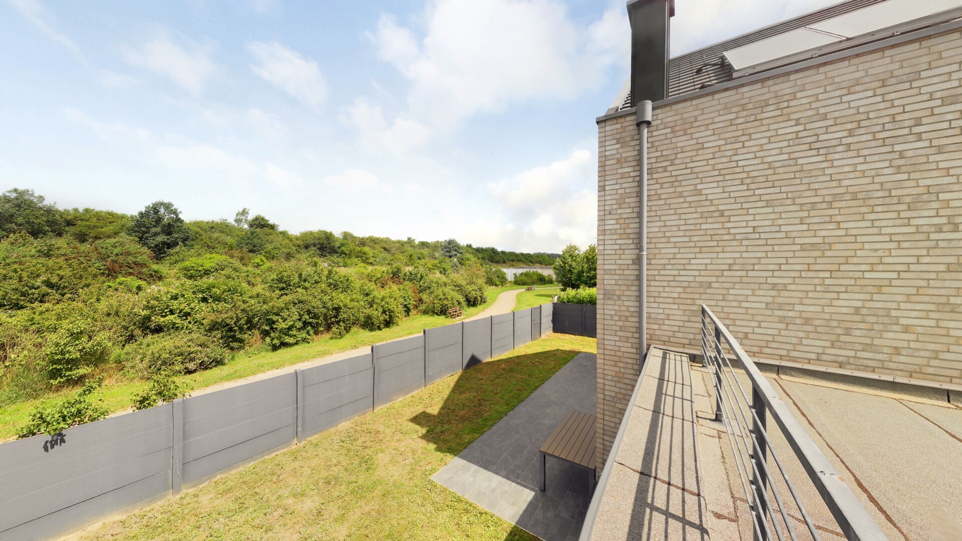Dachterrasse mit Blick in Garten