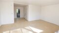 Blick vom Balkon zurück ins Wohnzimmer