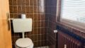 Haushälfte rechts - Gäste-WC mit Fenster