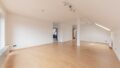 großzügiges Wohnzimmer