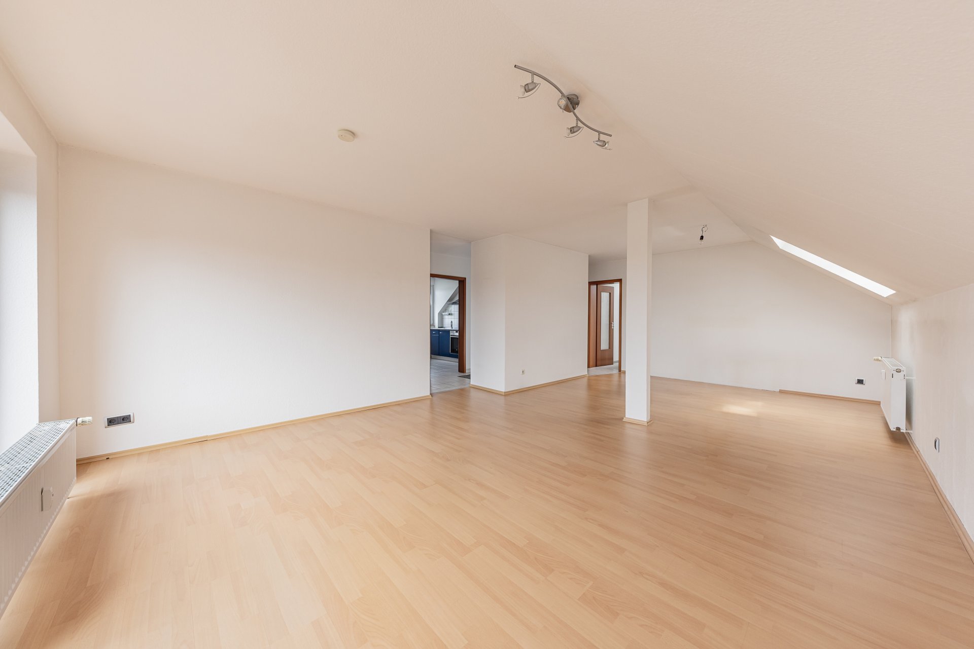 großzügiges Wohnzimmer