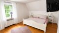 Erstes Schlafzimmer mit...