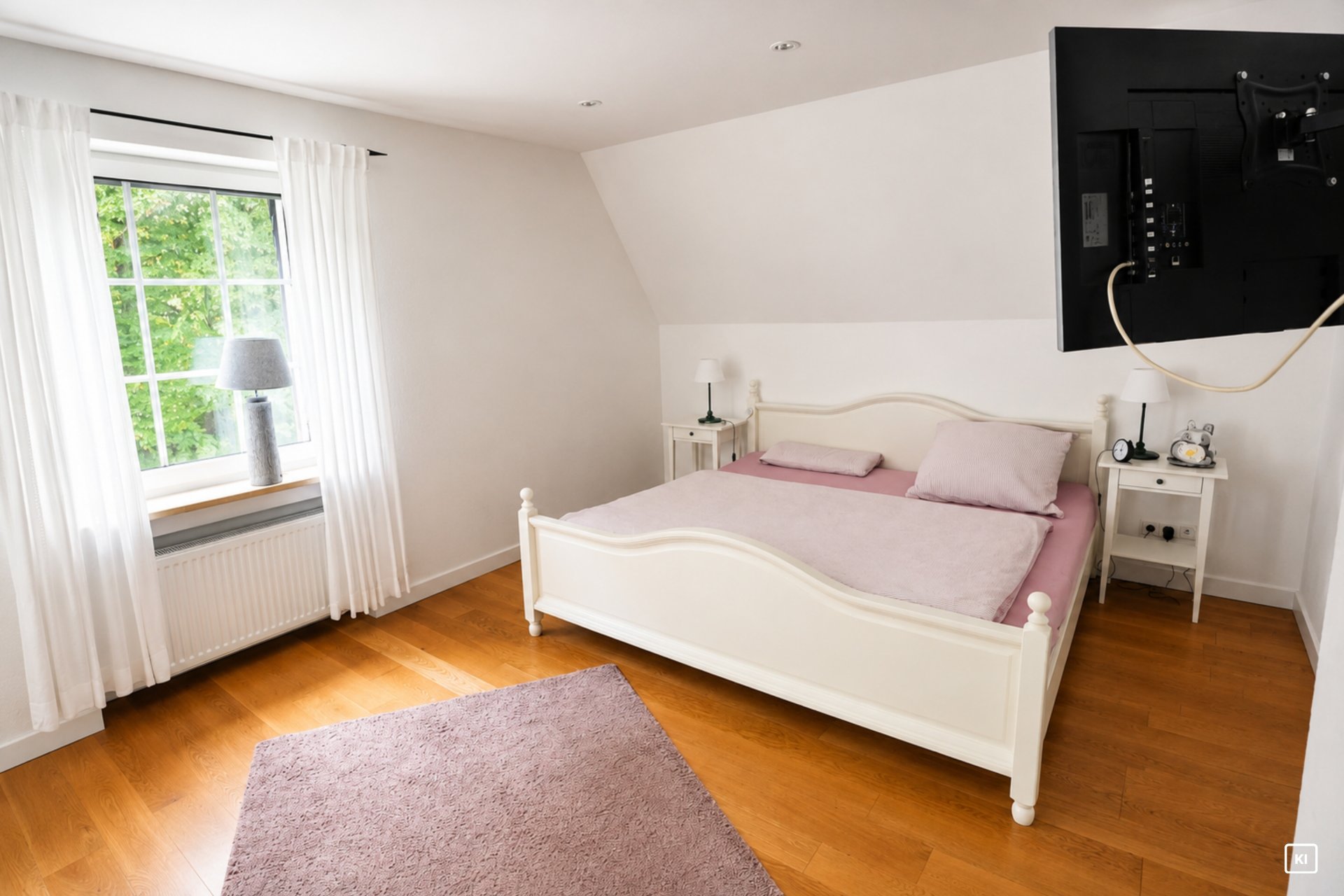 Erstes Schlafzimmer mit...