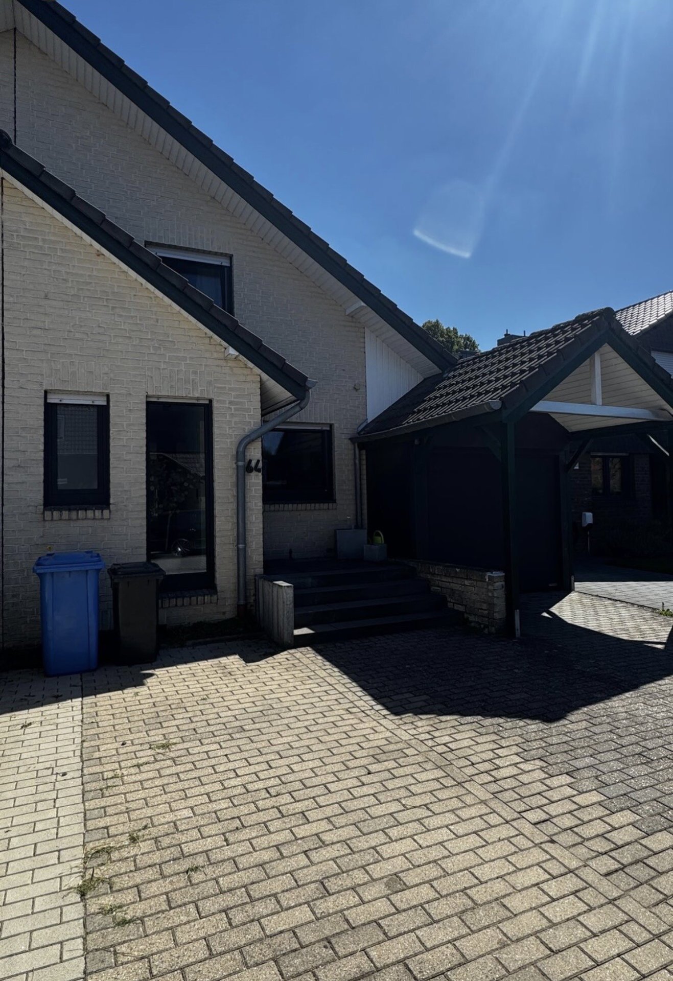 Ansicht Haus und Carport