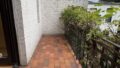 ...mit Balkon...und