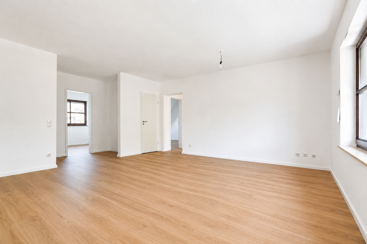 Frisch renovierte 3-Zimmer-Wohnung mit Loggia und Garage in ruhiger Lage - Photo 3