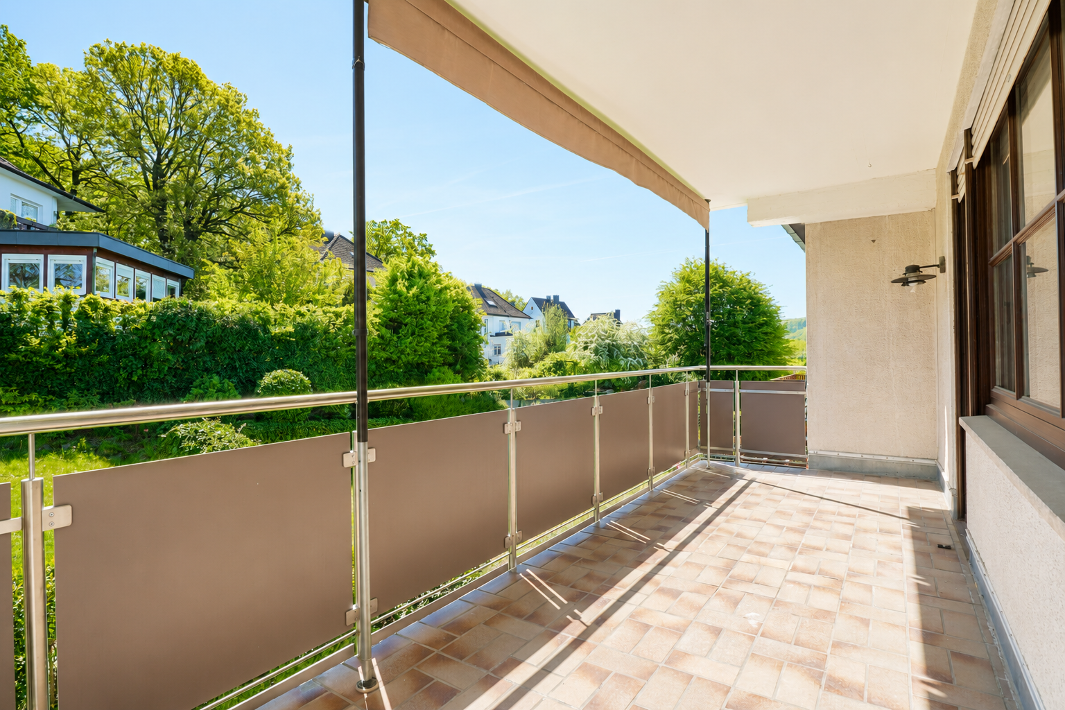 Frisch renovierte 3-Zimmer-Wohnung mit Loggia und Garage in ruhiger Lage - Photo 5