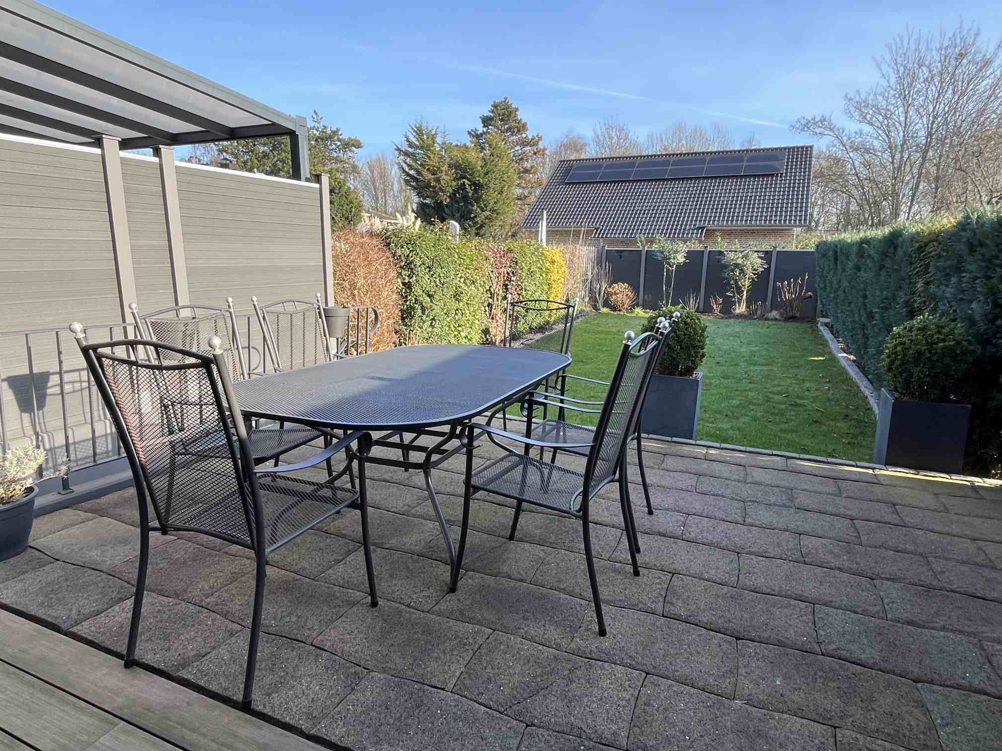 Blick von der Terrasse in den Garten