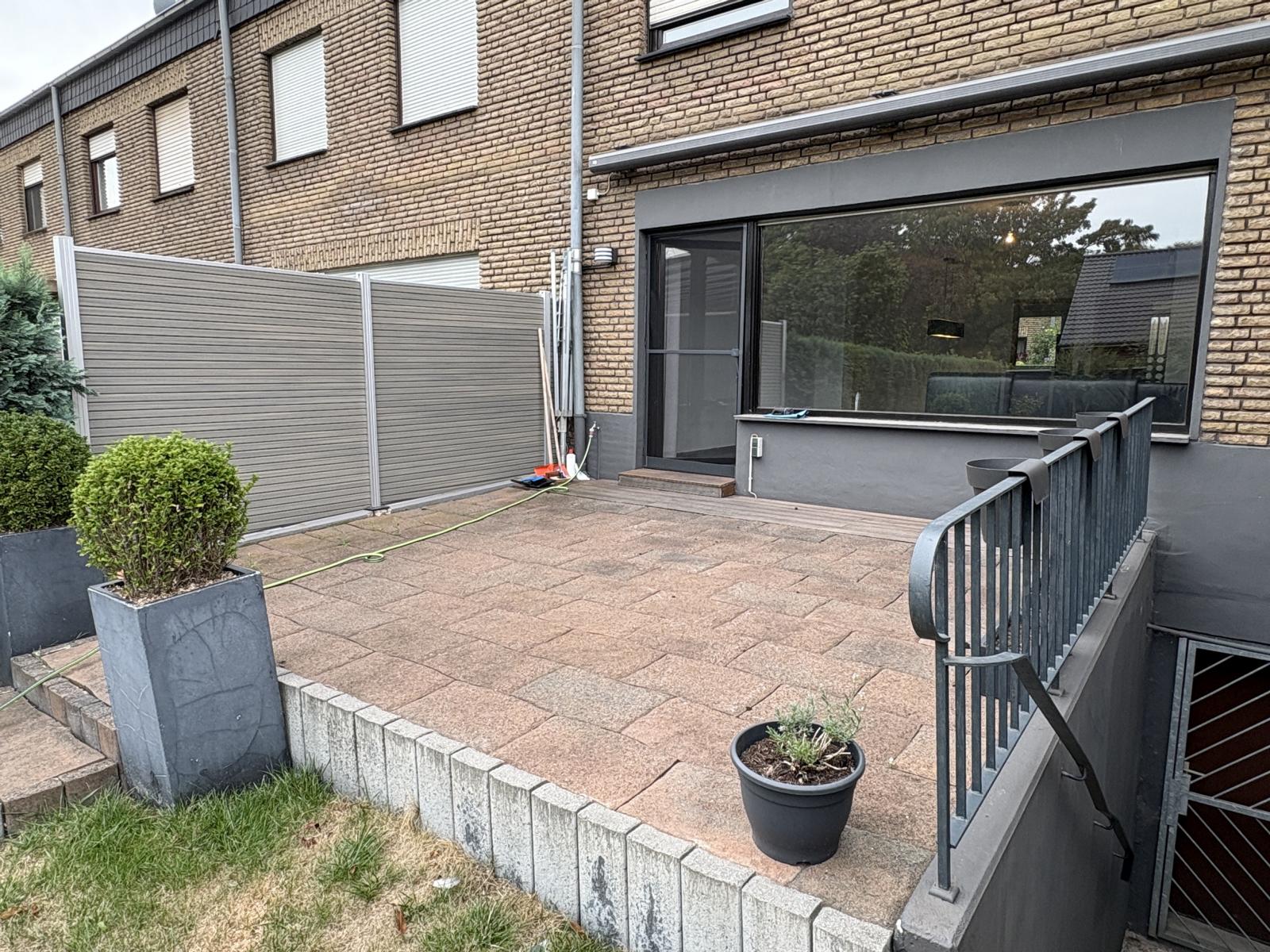 Blick auf die leere Terrasse