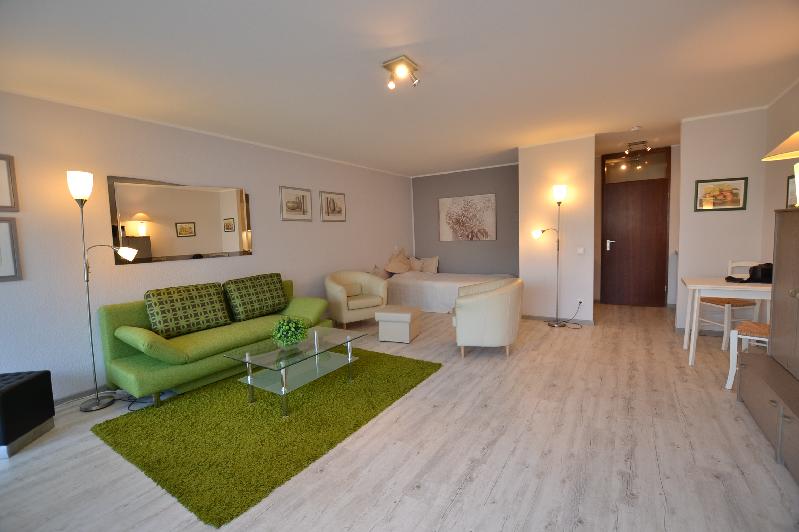 Nah bei Düsseldorf: Vollmöbliertes Apartment - Pool und Sauna im Haus - Erkrath-Unterfeldhaus - Photo 2